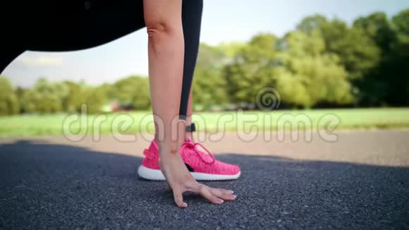 女人开始她的慢跑训练视频的预览图