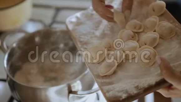 厨师把馄饨放入沸水中在家做饭视频的预览图