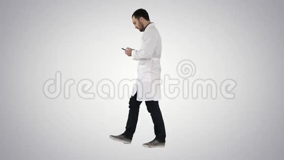 步行医疗专业人员使用智能手机并在梯度背景下做手势视频的预览图