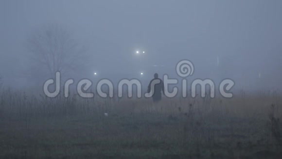 一个人的轮廓消失在浓雾中视频的预览图