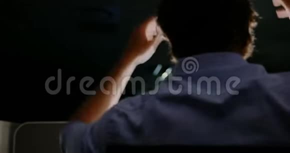 年轻的高加索男性高管的侧视双手背着头坐在现代办公室的办公桌前视频的预览图
