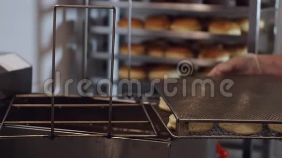 甜甜圈形状的糕点正放进一个深油炸锅里视频的预览图