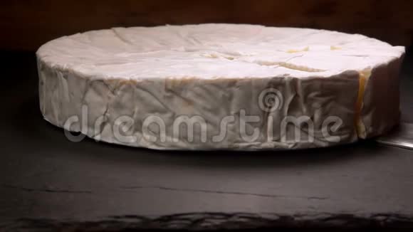 一段柔软的布里干酪是用刀子取的视频的预览图