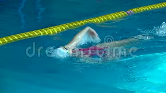年轻女性业余游泳运动员在游泳池训练仰泳慢动作稳拍视频的预览图