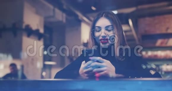 青少年使用智能手机在咖啡厅短信分享信息的社交媒体享受移动技术放松视频的预览图