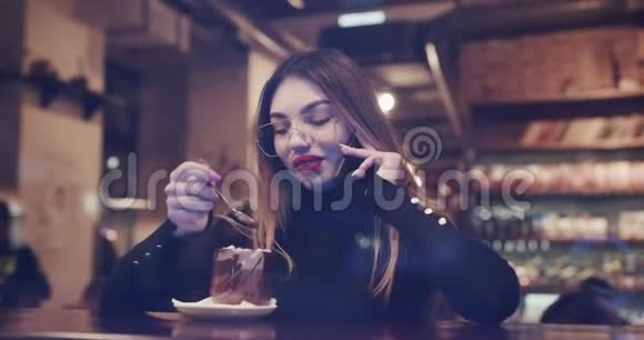 美丽的少女使用智能手机在咖啡馆短信分享信息的社交媒体享受移动技术视频的预览图