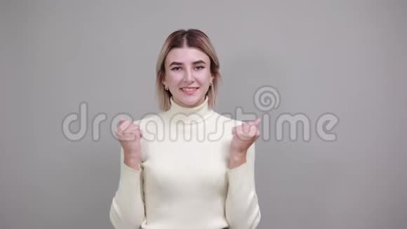 女人竖起大拇指举起手臂微笑着寻找成功睁开眼睛视频的预览图