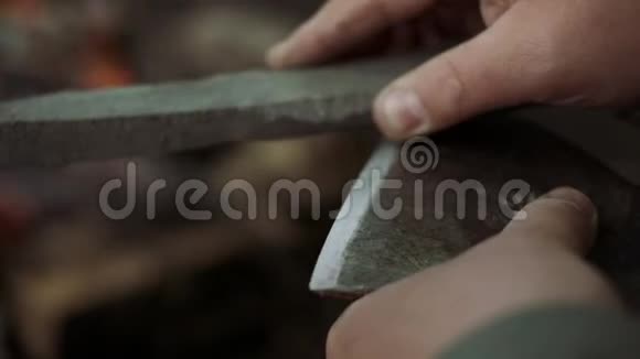 在野生落叶林营地附近用斧子和磨刀石近距离拍摄了临时强人作品视频的预览图