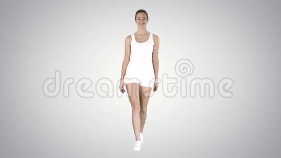 运动风格的女人在梯度背景下的梯度行走视频的预览图