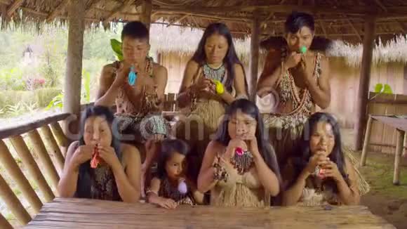 土著人民吹气球视频的预览图