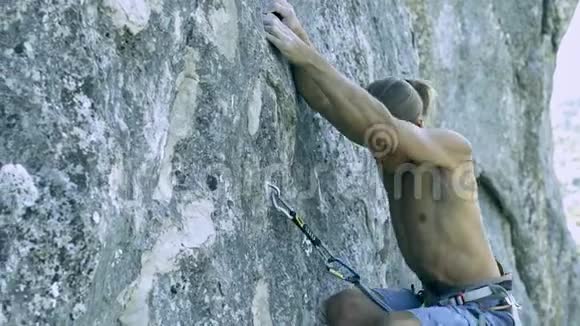 男子攀岩在艰难的运动路线上攀岩者抓住小手和跌倒视频的预览图