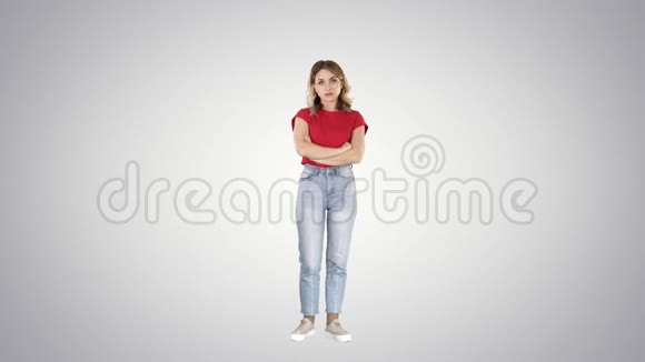 微笑的年轻女子她的手臂折叠在梯度背景视频的预览图