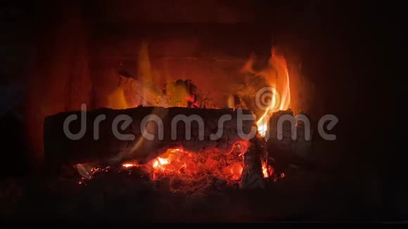 温暖的火焰燃烧在柴火的内部石壁炉视频的预览图