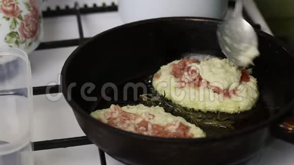 女人用碎肉炸煎饼土豆泥和肉末放在热锅里厨师用捣碎的肉盖上肉末视频的预览图
