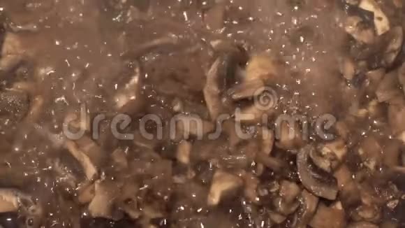 带有木铲的厨师会干扰切碎的香菜蘑菇视频的预览图
