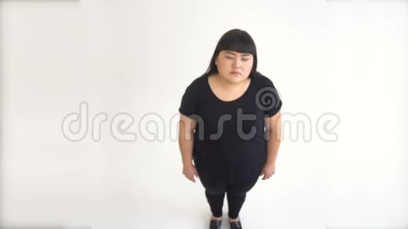 正宗胖亚洲女孩失望地看着镜头带着悲伤减肥理念的概念视频的预览图