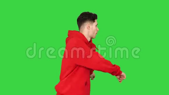 年轻的嘻哈男子打破舞蹈顶部打破舞蹈在绿色屏幕Chroma键视频的预览图