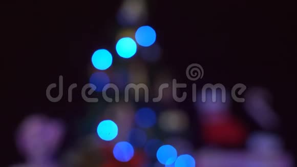 彩色圣诞物品装饰平台的倾斜镜头节日场景视频的预览图