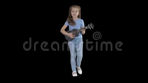小女孩一边唱歌一边弹小吉他一边走向镜头阿尔法频道视频的预览图