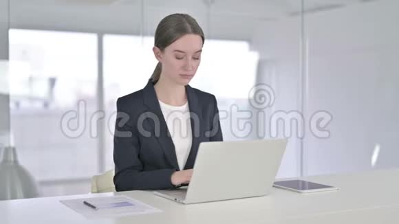 年轻的女商人在办公室做大拇指视频的预览图