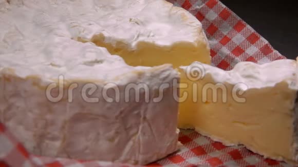 软奶酪块就在整块奶酪旁边视频的预览图