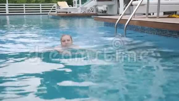 快乐少女少年在游泳池游泳的肖像视频的预览图