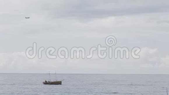 飞机降落在海面上视频的预览图