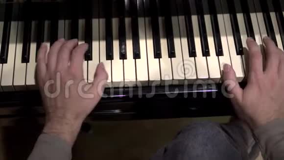 人们在弹钢琴视频的预览图