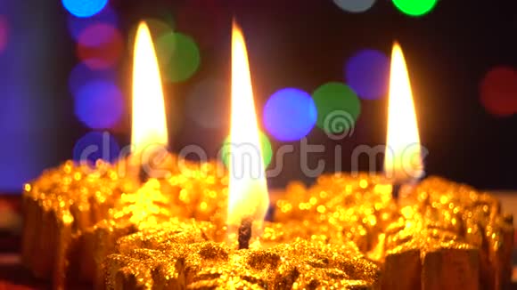 描述新年和圣诞节庆祝圣诞礼物在大气灯光圣诞装饰与蜡烛视频的预览图
