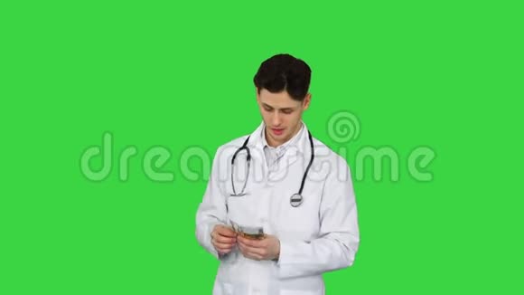 医生数着欧元在绿色屏幕上跳舞Chroma键视频的预览图