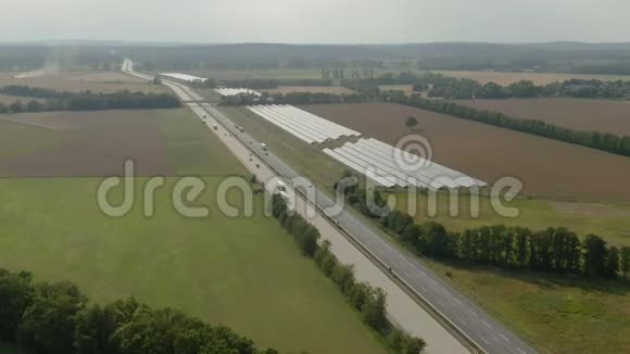 一个巨大的太阳能电池板综合体的空中拍摄视频的预览图