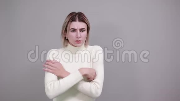 严格的年轻女子穿着浆纱衬衫牵着手跨越寒冷的季节概念视频的预览图