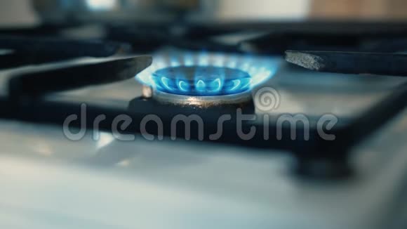燃烧旧燃气灶火1个燃烧器天蓝色燃气火焰亮起视频的预览图