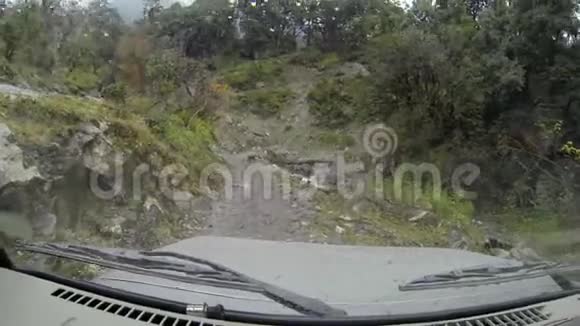在尼泊尔公路上的吉普车里视频的预览图