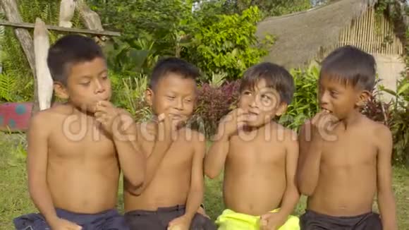 快乐的土著男孩正在吃甘蔗视频的预览图
