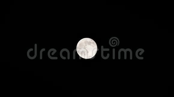 满月在黑色背景上旋转视频的预览图