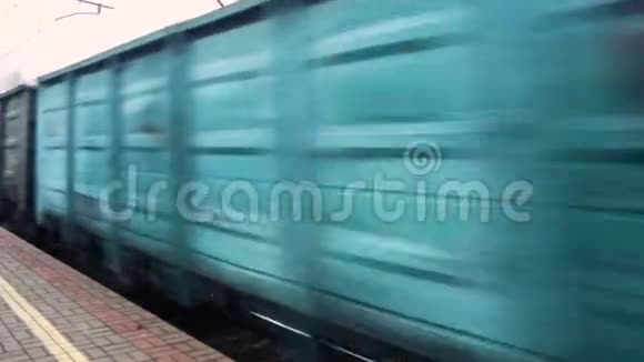 货运列车经过车站与货物交付的Wagons铁路物流视频的预览图
