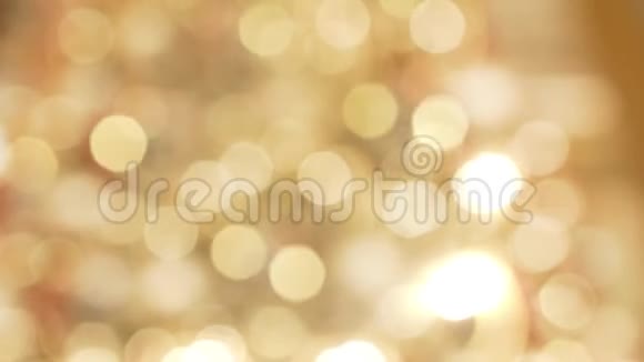 闪烁着金色的波克灯抽象模糊的圣诞灯光背景视频的预览图