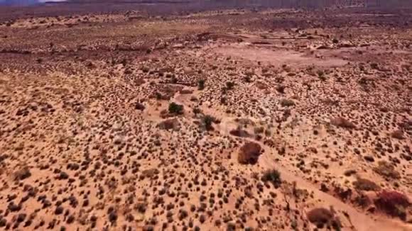 美丽的山谷著名的地方在阳光明媚的美国西部沙漠鸟瞰视频的预览图