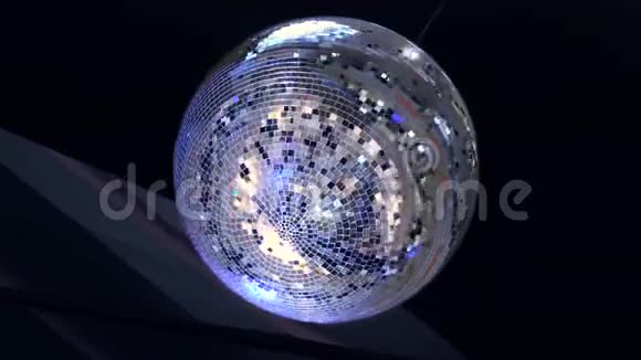 旋转闪闪发光的迪斯科球镜面迪斯科球在黑色背景上反射蓝光夜间聚会概念视频的预览图
