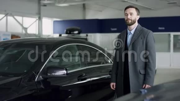 快乐微笑的男人正在看着车里站在车里的摄像头汽车业务汽车销售技术和视频的预览图