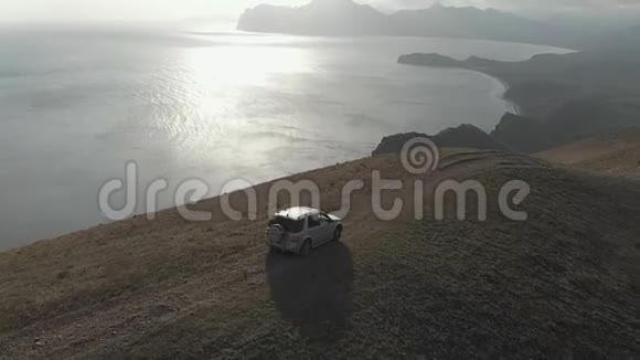 汽车沿着山的边缘行驶视频的预览图