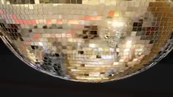 旋转闪闪发光的迪斯科球镜面迪斯科球反射黄灯夜间聚会概念视频的预览图