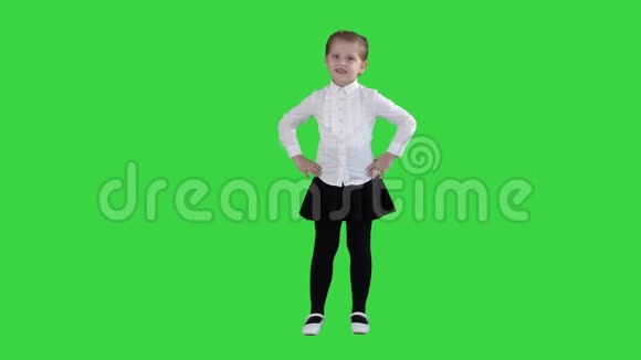 小女孩在绿色屏幕上摆出不同的姿势Chroma键视频的预览图