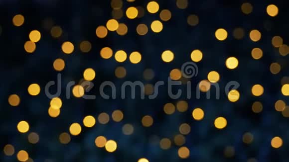 移动黄波克灯光全景抽象模糊的圣诞灯光背景视频的预览图