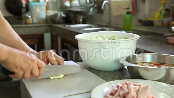 一个男人在厨房准备午餐视频的预览图