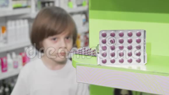 小男孩在药房检查药片水泡视频的预览图