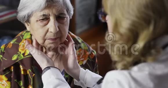 祖母坐在医生旁边视频的预览图