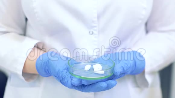 技师拿着带药片的培养皿科学家在现代科学实验室中制造新的药物和疫苗视频的预览图
