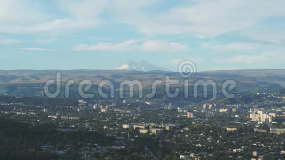 城在山上从上面俯瞰埃尔布鲁斯俄罗斯基斯洛沃茨克2019年视频的预览图
